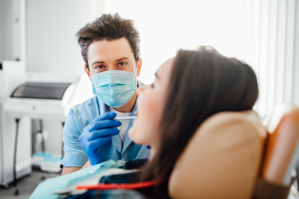 W gabinetach stomatologicznych często przeprowadzane jest leczenie kanałowe, zwane inaczej endodontycznym