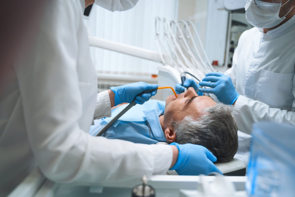 Podczas leczenia kanałowego Poznań z zęba musi zostać usunięta cała chorobowo zmienia tkanka