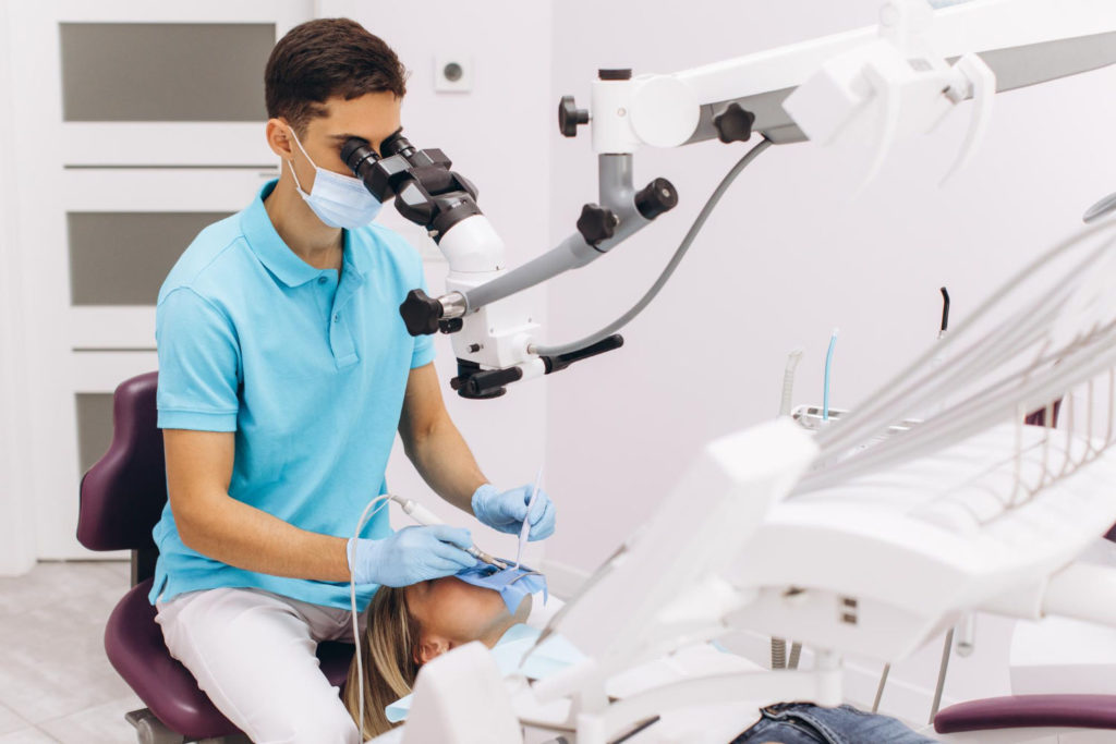 Jeszcze kilka lat temu leczenie kanałowe zębów najczęściej prowadzone było w sposób tradycyjny, bez powiększenia zęba pod mikroskopem