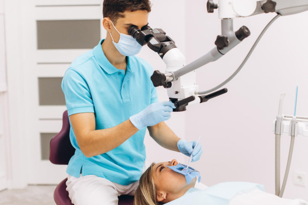 Leczenie zębów pod mikroskopem Poznań to procedura stomatologiczna, która zapewnia najlepszą precyzję i doskonałe efekty w przypadku osób, które korzystają z leczenia kanałowego