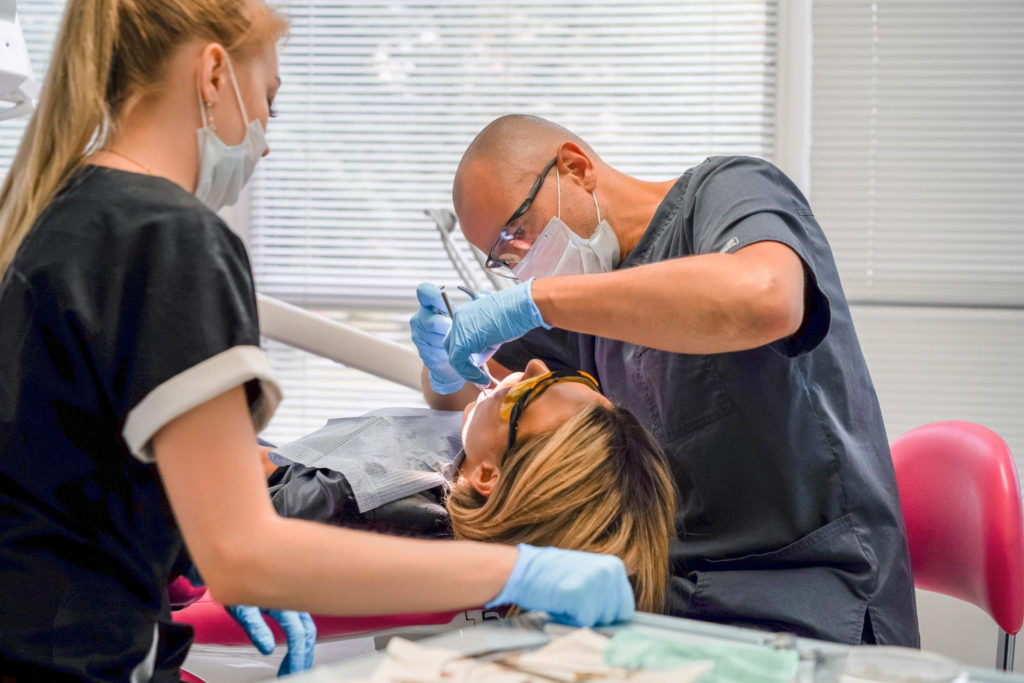 Leczenie kanałowe to jedna z metod leczenia zębów, polegająca na oczyszczeniu i wypełnieniu kanału zębowego