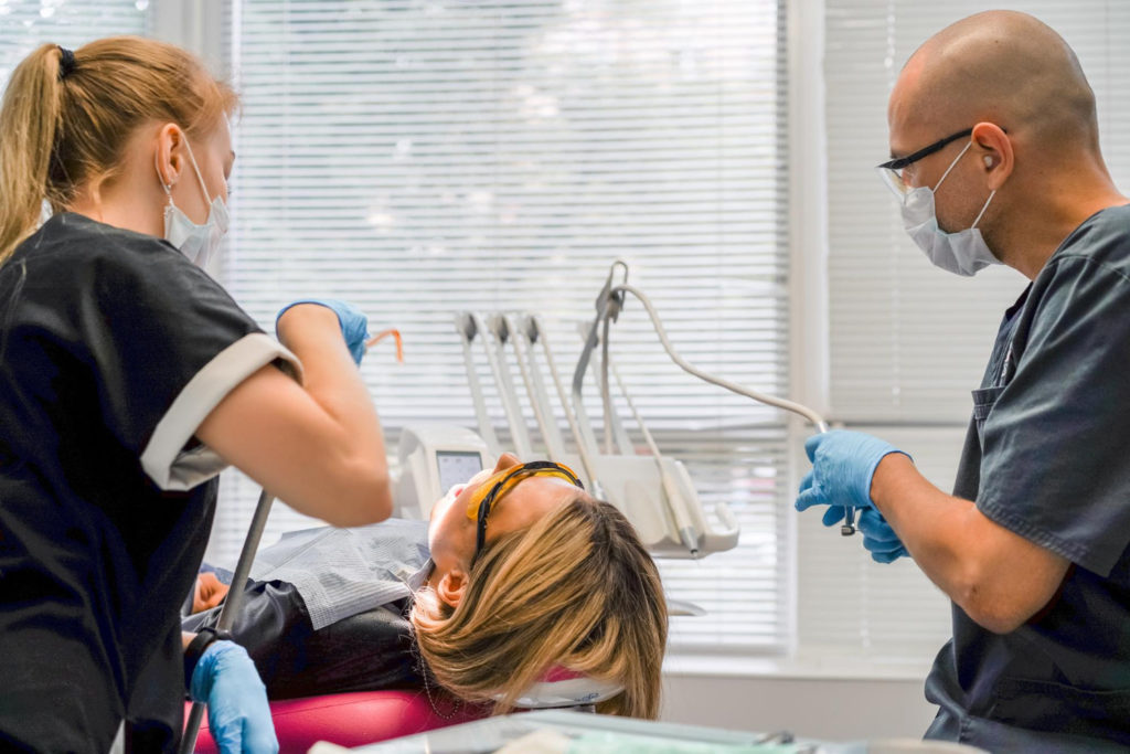 Leczenie kanałowe to jedna z metod leczenia zębów, polegająca na oczyszczeniu i wypełnieniu kanału zębowego