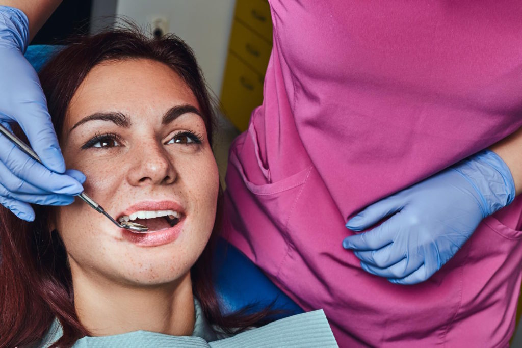 Wybielanie zębów Poznań to popularna usługa stomatologiczna, która może przywrócić blask i śnieżnobiały uśmiech