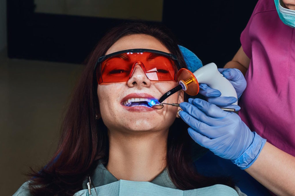 Wybielanie zębów Poznań to popularna usługa stomatologiczna, która może przywrócić blask i śnieżnobiały uśmiech