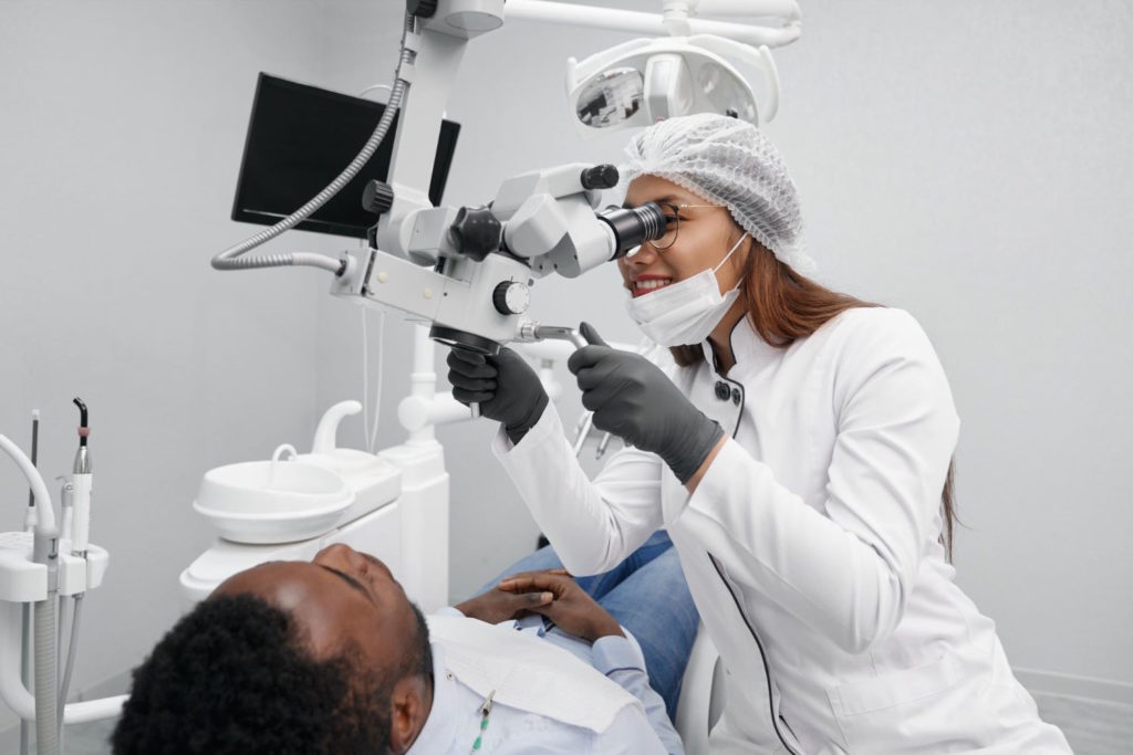 Leczenie zębów pod mikroskopem jest coraz popularniejsze wśród dentystów