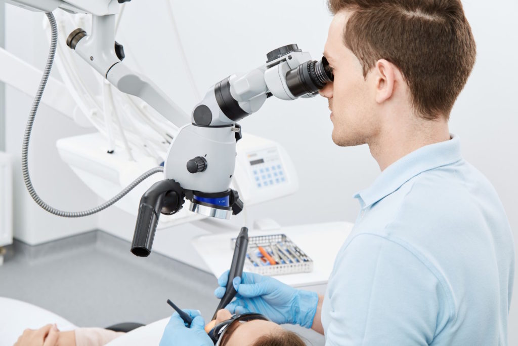 W Poznaniu znajduje się wiele gabinetów dentystycznych, ale wybierając stomatologa warto zwrócić uwagę na ten, który pracuje z wykorzystaniem mikroskopu stomatologicznego.