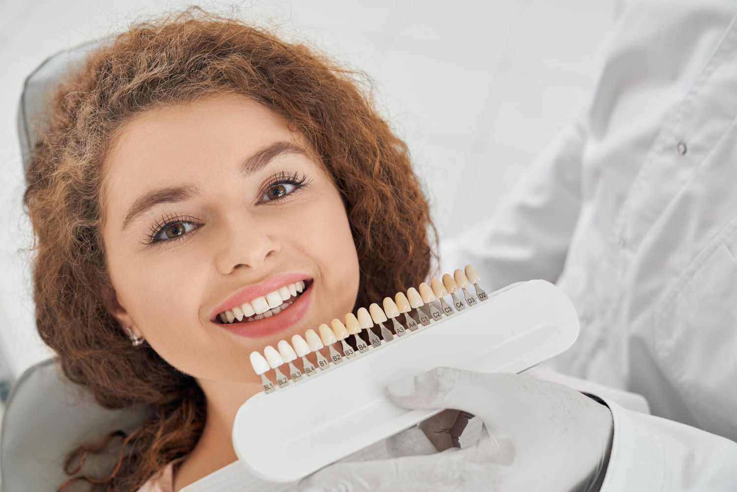 Wybielanie zębów w Poznaniu to popularny zabieg kosmetyczny, mający na celu poprawienie estetyki uśmiechu