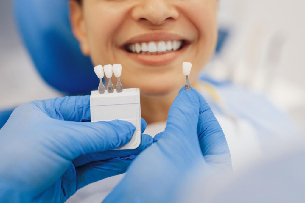 Obecnie na rynku dostępnych jest wiele różnorodnych rozwiązań protetycznych: implanty dentystyczne, mosty porcelanowe czy elastyczne protezy nylonowe