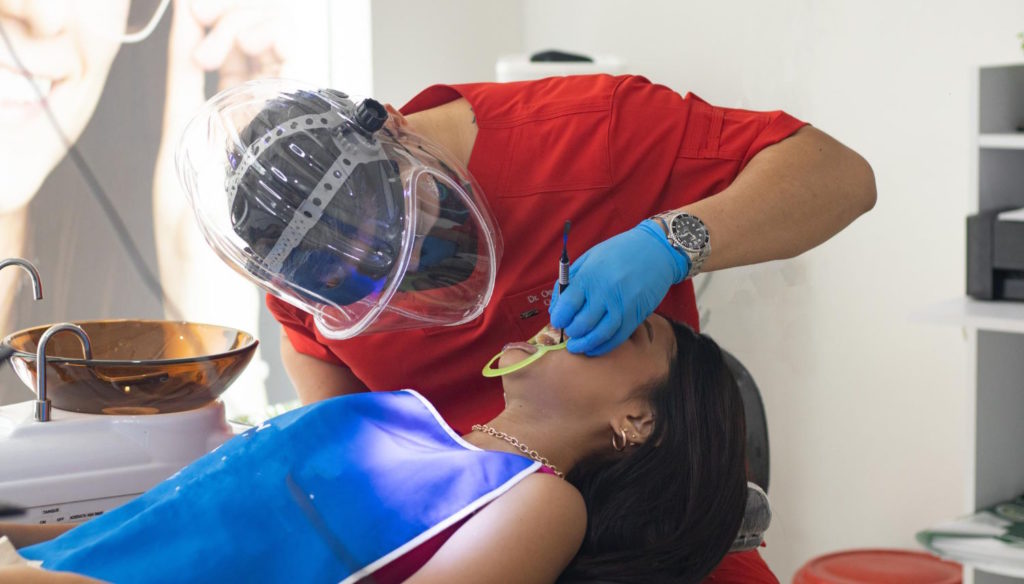 Endodoncja, znana również jako leczenie kanałowe zębów, jest jednym z najważniejszych dziedzin stomatologii.