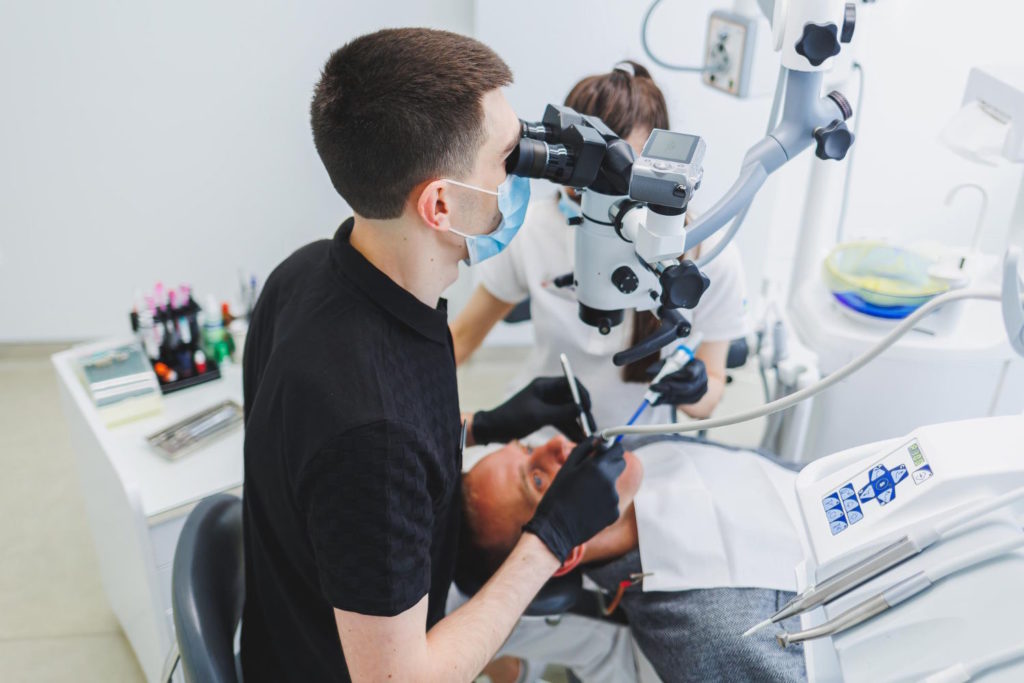Mikroskopowe procedury leczenia stomatologicznego to innowacyjne podejście, które wpływa na precyzję, skuteczność i jakość zabiegów