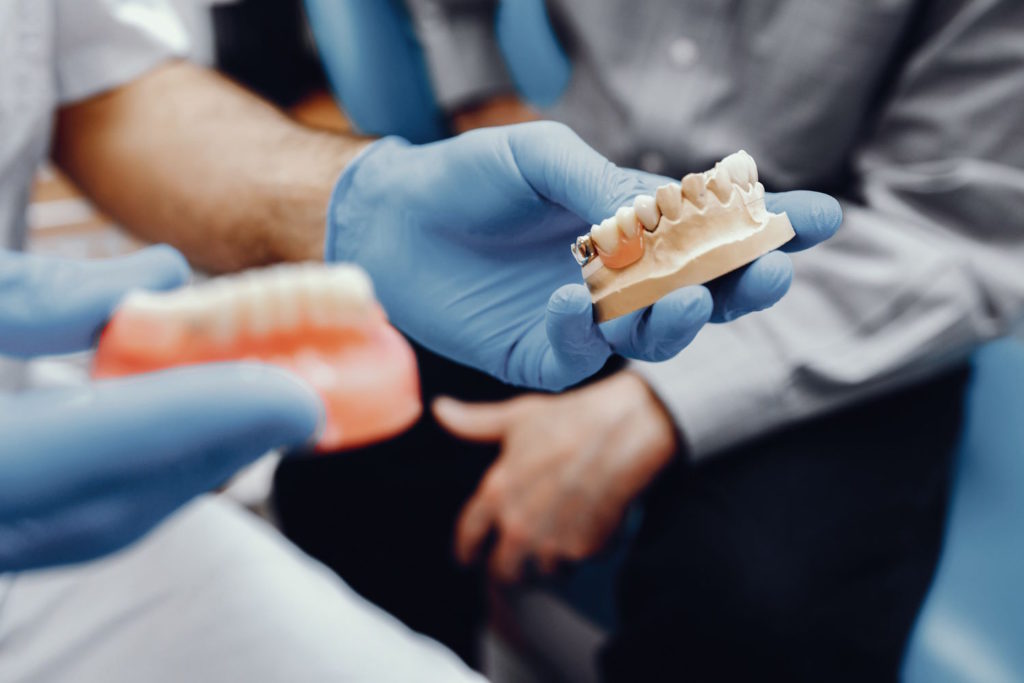 Istnieje kilka rodzajów protez zębowych, które można dostosować do indywidualnych potrzeb i preferencji pacjenta