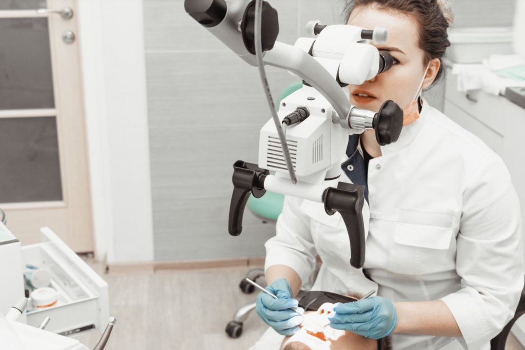 Leczenie zębów pod mikroskopem jest szczególnie efektywne w przypadku trudnych schorzeń stomatologicznych