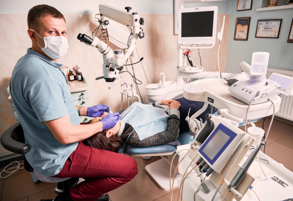 Leczenie zębów przy użyciu mikroskopu to innowacyjna metoda, która rewolucjonizuje stomatologię