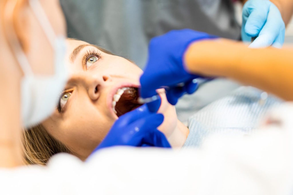 Leczenie zęba może być skomplikowanym i nieprzyjemnym doświadczeniem.