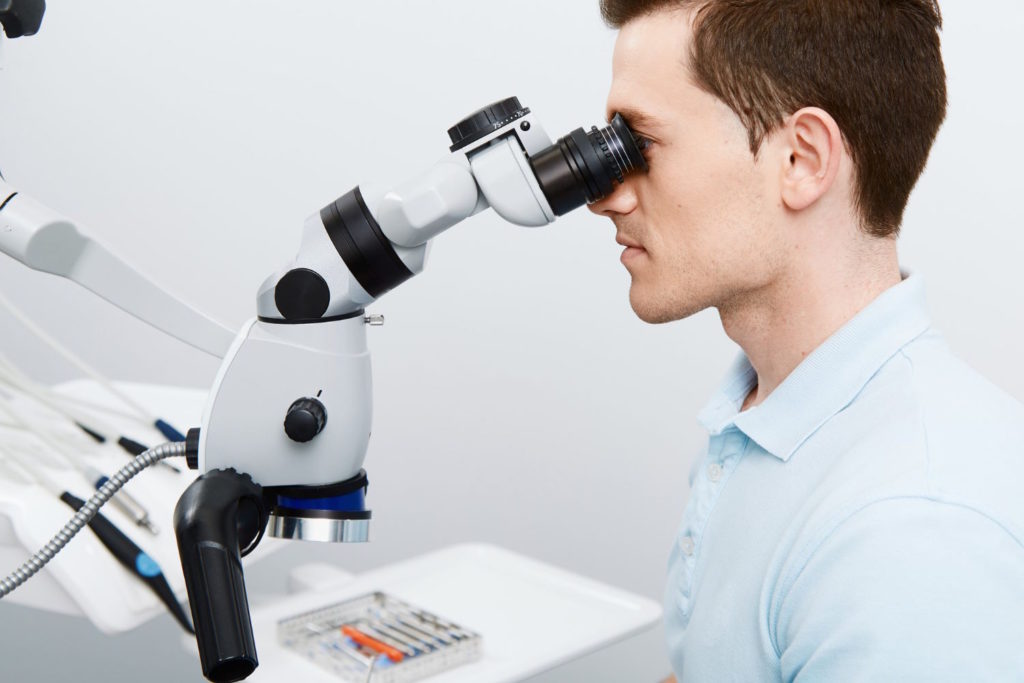 Mikroskop stomatologiczny to zaawansowane narzędzie, które zmienia podejście stomatologii do leczenia zębów